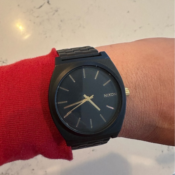 Nixon Black and Gold Timepiece - Picture 7 of 8